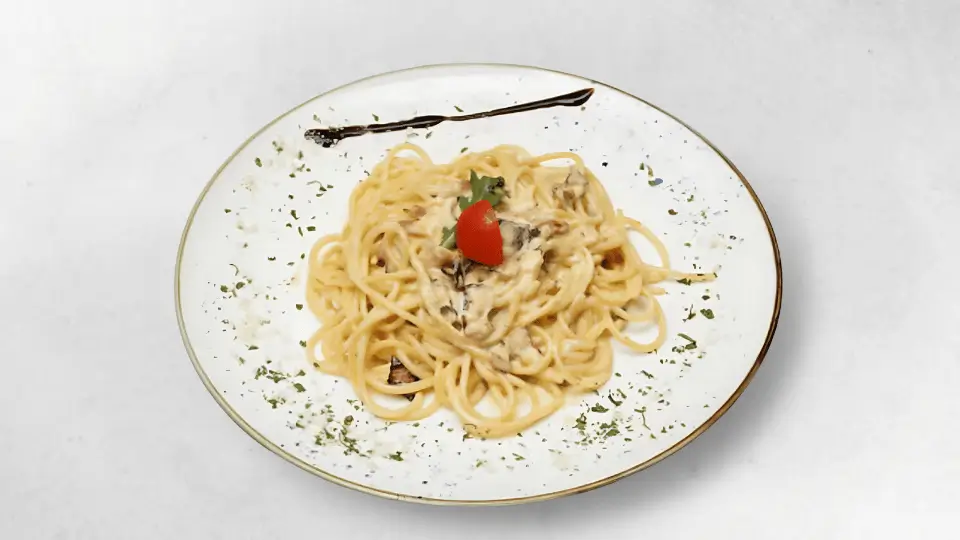 Spaghetti Carbonara mit einer cremigen Sauce aus Sahne, Speck und Ei, perfekt für ein herzhaftes Gericht.